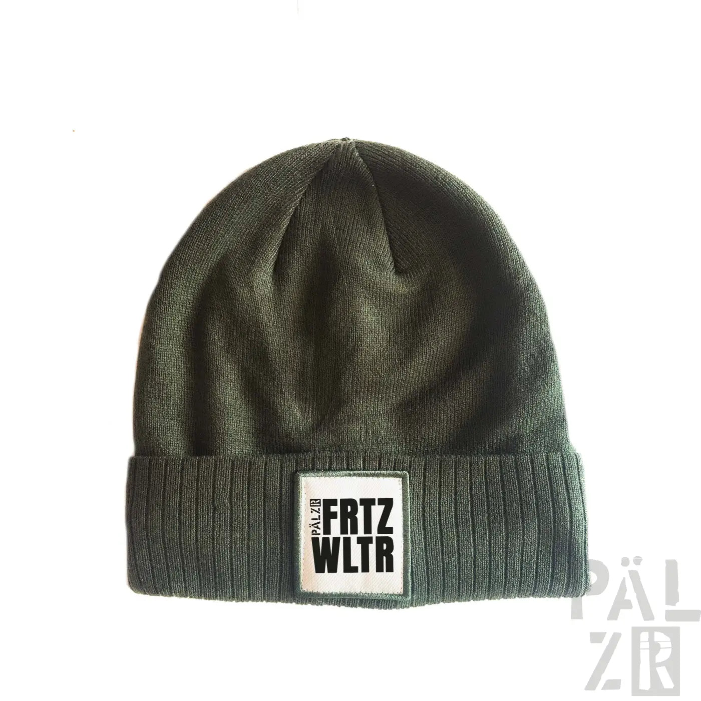 Olivgrüner Strickbeanie mit ’frtz wltr’-Patch und geripptem Rand, mit minimalistischen Design.
