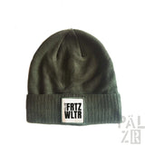 Olivgrüner Strickbeanie mit ’frtz wltr’-Patch und geripptem Rand, mit minimalistischen Design.