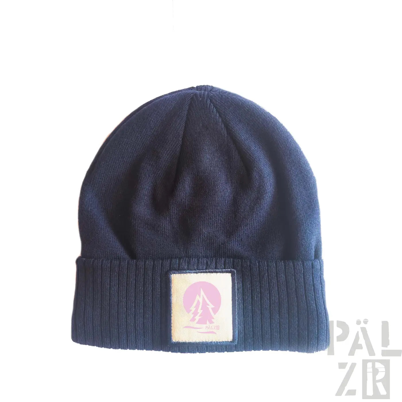 Marineblaue gerippte Mütze mit einem pink-weißen Logo-Patch mit abstraktem Design.