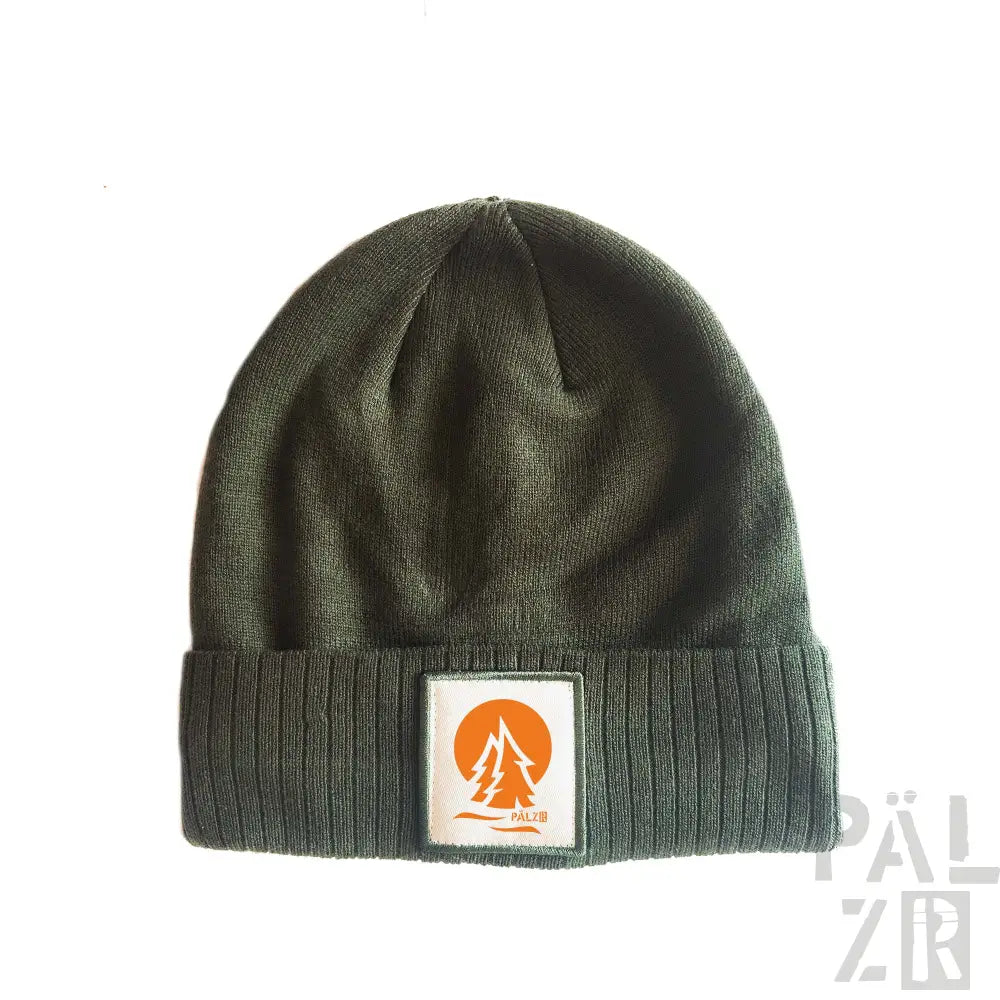 Olivgrüner gerippter Beanie mit orangefarbenem und weißem Logopatch mit Baumdesign.