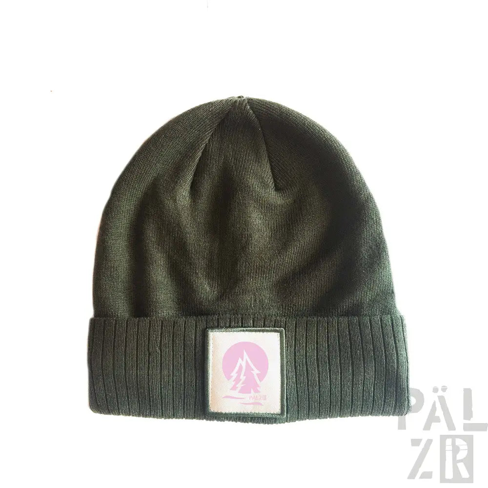 Olivgrüner gerippter Beanie mit rosa Logo-Patch
