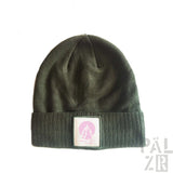 Olivgrüner gerippter Beanie mit rosa Logo-Patch