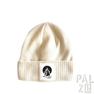 Cremeweiße gerippte Mütze mit einem schwarz-weißen Logo-Patch mit Tannenbaum-Design.