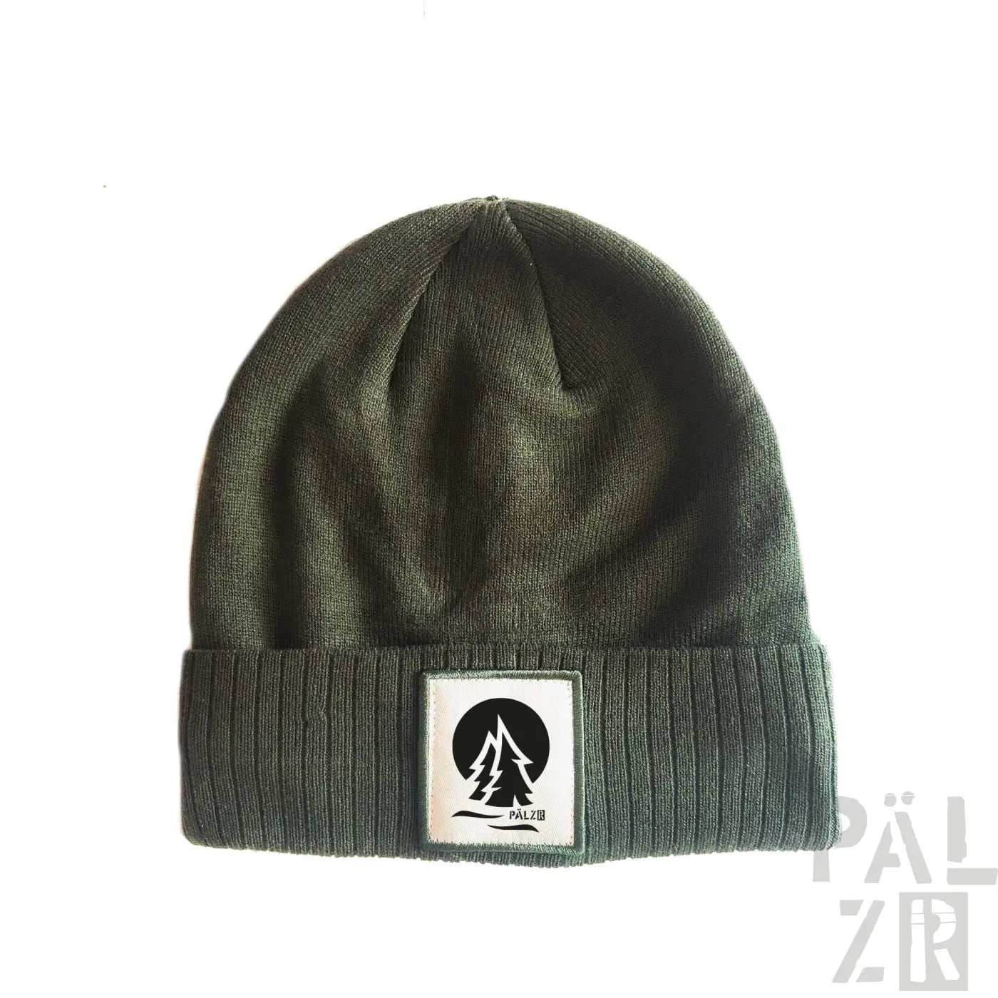 Olivgrüner gerippter Beanie mit einem weißen Logo-Patch, das einen immergrünen Baum und das Wort ’pälzr’ in Schwarz zeigt.