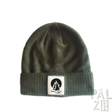Olivgrüner gerippter Beanie mit einem weißen Logo-Patch, das einen immergrünen Baum und das Wort ’pälzr’ in Schwarz zeigt.