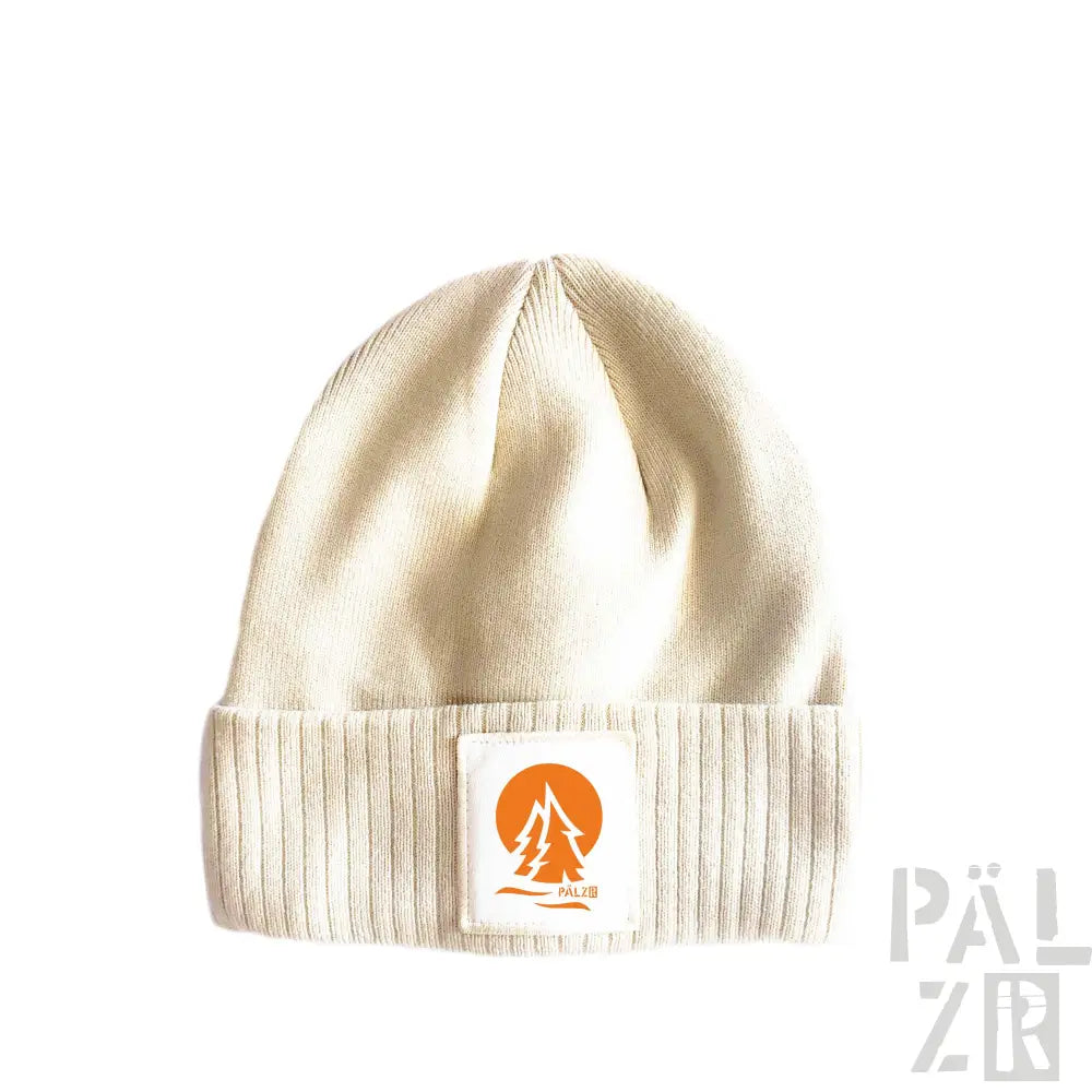 Cremeweiße gerippte Mütze mit einem Patch, der ein Design mit einer orangenen Sonne und einem Baum zeigt.