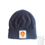 Marineblaue gerippte Mütze mit orangefarbenem und weißem Logo-Patch mit Baum-Design.