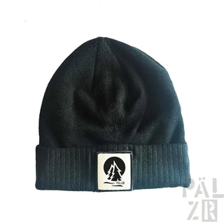 Schwarze Strickmütze mit einem weißen Patch, auf dem ein immergrüner Baum und der Text ’pälzr’ abgebildet sind.
