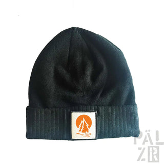 Schwarze Beanie mit orange-weißem Logo.