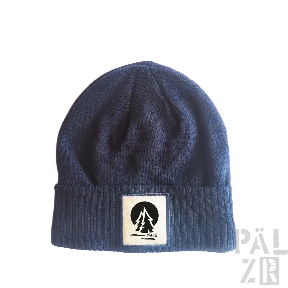 Marineblaue gerippte Mütze mit einem weißen Patch, das einen immergrünen Baum und das Wort „pälzir“ darauf zeigt.