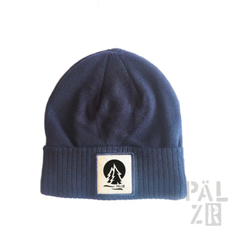 Marineblaue gerippte Mütze mit einem weißen Patch, das einen immergrünen Baum und das Wort „pälzir“ darauf zeigt.