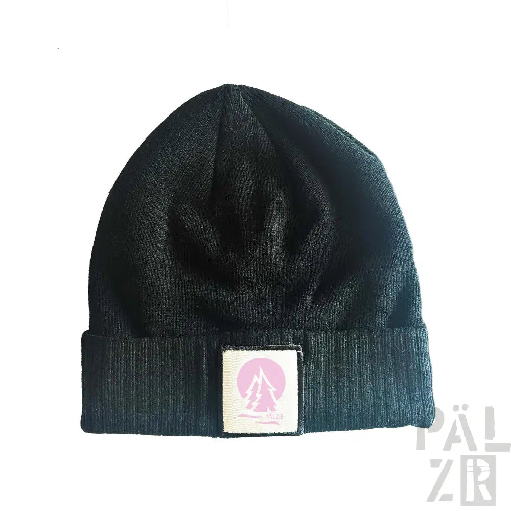 Schwarze Mütze mit weißem Etikett und pinkem Logo.