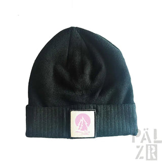 Schwarze Mütze mit weißem Etikett und pinkem Logo.