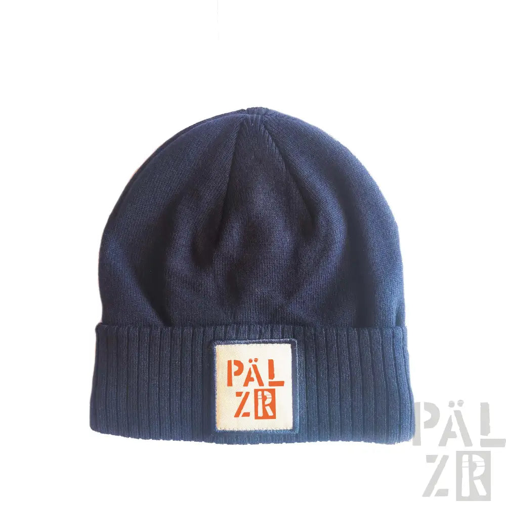 Marineblaue Mütze mit ’pälzr’-Logo-Patch, gerippte Strickstruktur.