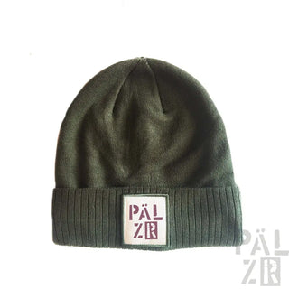 Olivgrüner Beanie mit gerippter Textur und ’pälzr’-Patch.