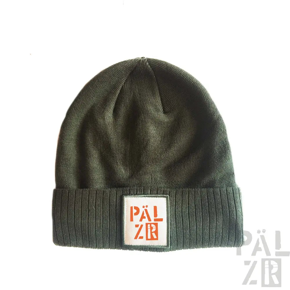 Olivgrüner gerippter Beanie mit „pälzr“-Patch auf der Vorderseite.