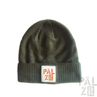 Olivgrüner gerippter Beanie mit „pälzr“-Patch auf der Vorderseite.