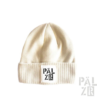 Cremeweiße Beanie mit gerippter Textur und ’pälzr’-Logo-Patch.