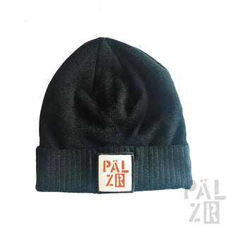 Schwarze Beanie mit ’pälzr’-Logo in Orange und Weiß.