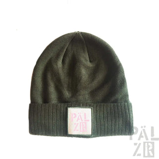 Olivgrüner gerippter Beanie mit pinkem ’palzr’-Patch auf der Vorderseite.