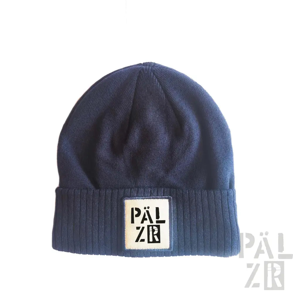 Marineblaue gerippte Mütze mit ’pälzr’ Logo-Patch.