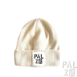 Cremeweiße Beanie mit gerippter Textur und ’pälzr’-Logo-Patch.