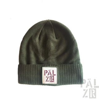 Olivgrüner Beanie mit gerippter Textur und ’pälzr’-Patch.