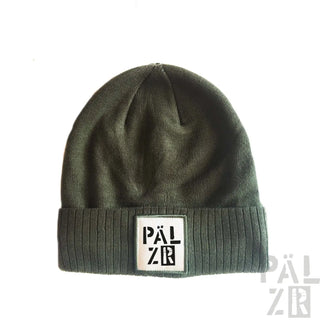 Olivgrüner gerippter Beanie mit ’pälzr’-Patch.