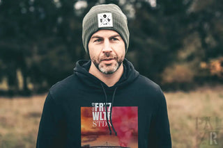 Graue Mütze mit weißem Logo und schwarzem Hoodie mit ’fritz witt stdn’-Grafik.