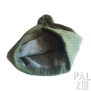 Olivgrüner Strick-Beanie mit geripptem Rand und weicher Textur.