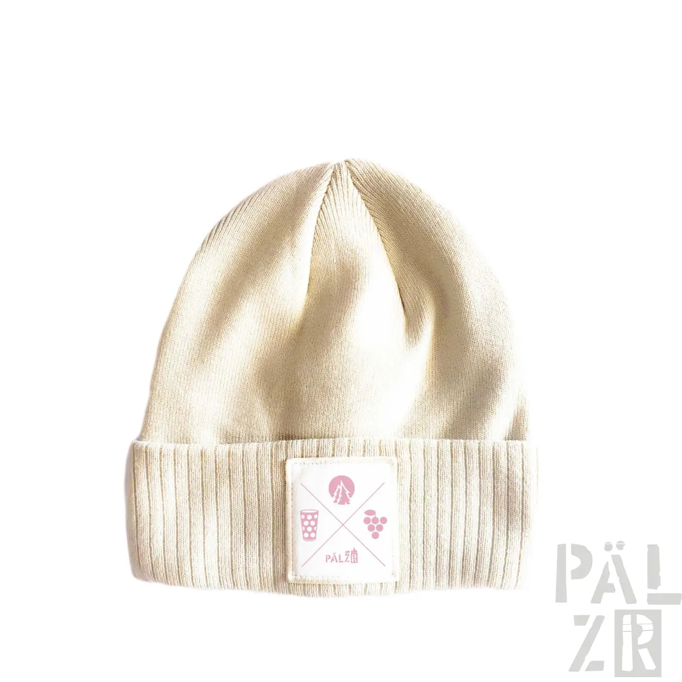 Cremeweiße gerippte Mütze mit einem Patch, der Trauben und das Wort ‚palzr‘ in Pink zeigt.