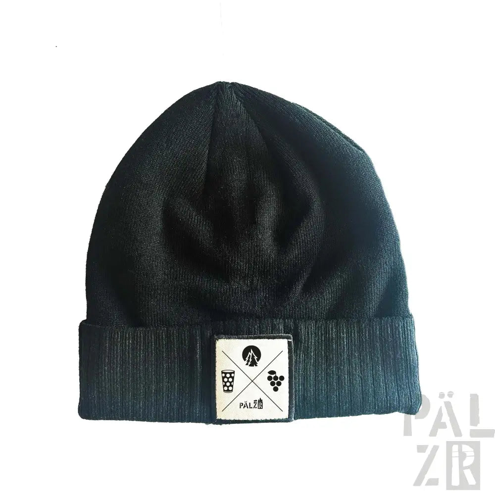 Schwarze Beanie mit Patch-Design, das weinbezogene Symbole und Text zeigt.