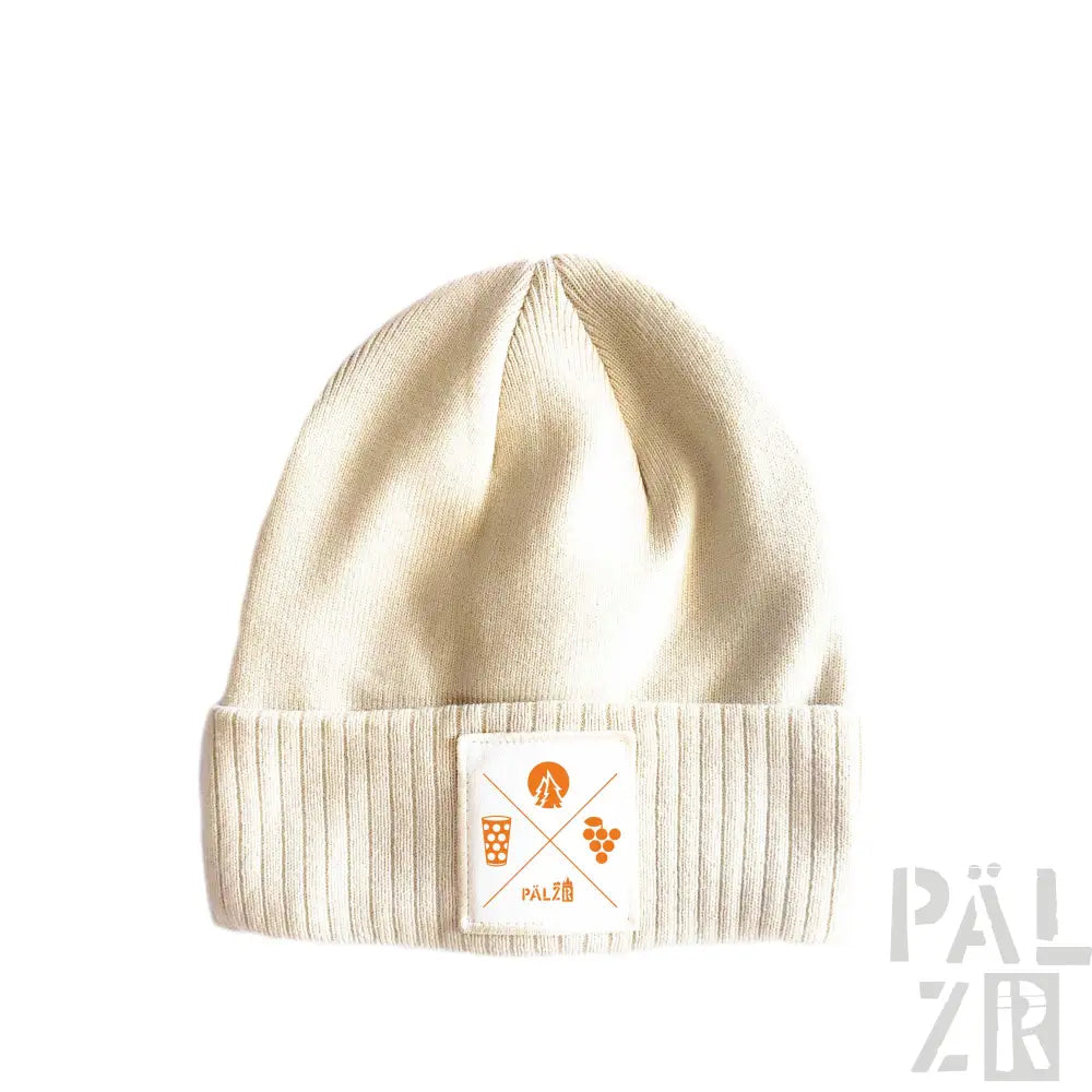 Cremeweiße Beanie mit gewobener Etikette mit Weinreben- und Weinflaschen-Design.