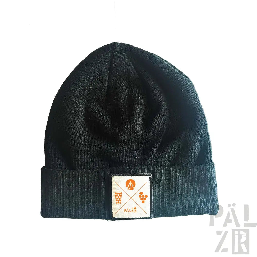 Schwarze Beanie mit orange-weißem Patch-Design, das einen Baum, Blätter und Text zeigt.