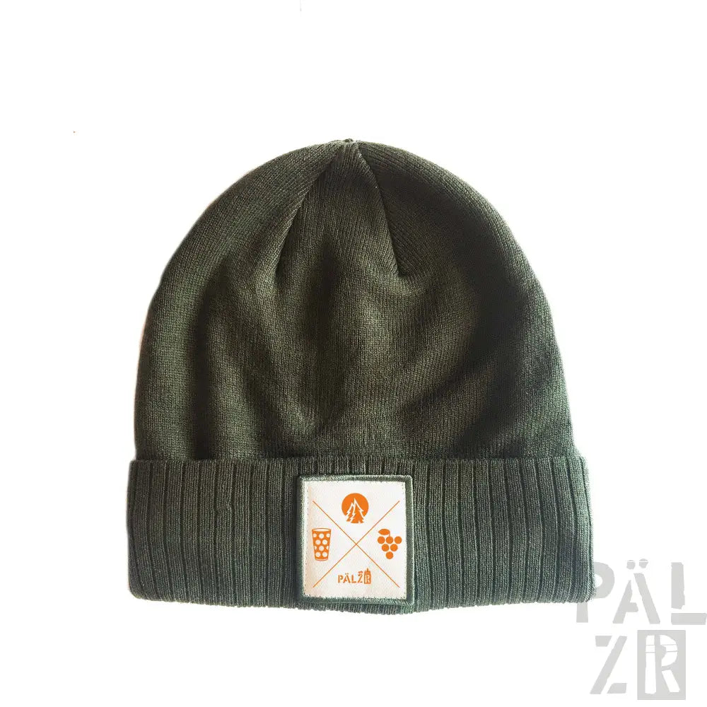 Olivgrüner Beanie mit einem Patch, der gekreuzte Weinflaschen und Trauben zeigt, wahrscheinlich aus Wolle oder Acryl.