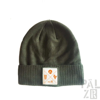 Olivgrüner Beanie mit einem Patch, der gekreuzte Weinflaschen und Trauben zeigt, wahrscheinlich aus Wolle oder Acryl.