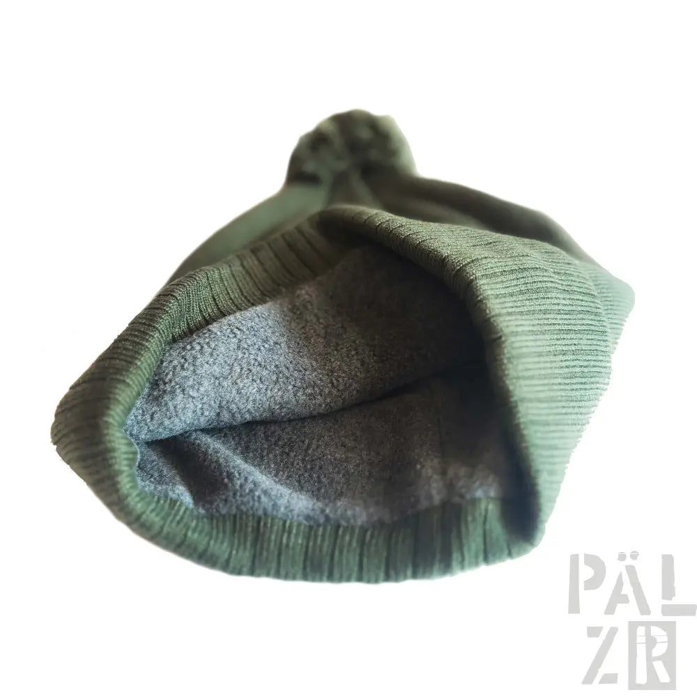 Olivgrüner Strickbeanie mit geripptem Rand und weicher Textur.