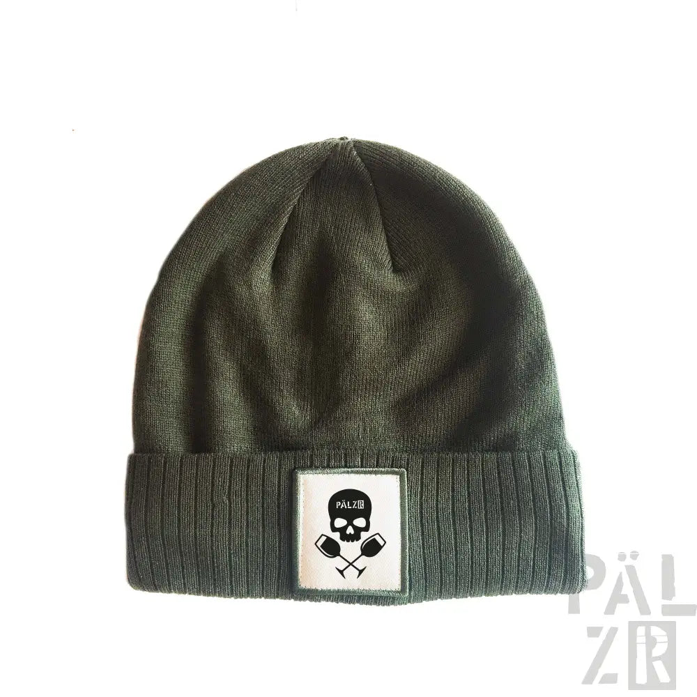 Olivgrüner Beanie mit Totenkopf- und Kreuzknochen-Patch, gerippte Strickstruktur.