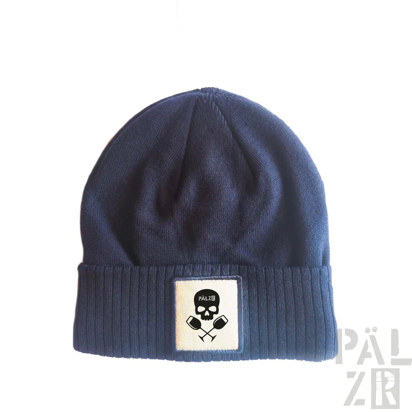 Marineblaue Beanie mit Totenkopf und Kreuzknochen-Aufnäher, gerippte Textur.