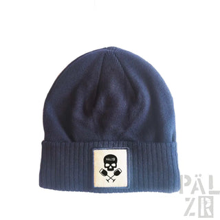 Marineblaue Beanie mit Totenkopf und Kreuzknochen-Aufnäher, gerippte Textur.