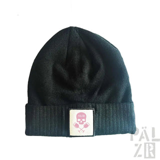 Schwarze gerippte Mütze mit Totenkopf-Patch und pinkem Kreuzknochen-Design.