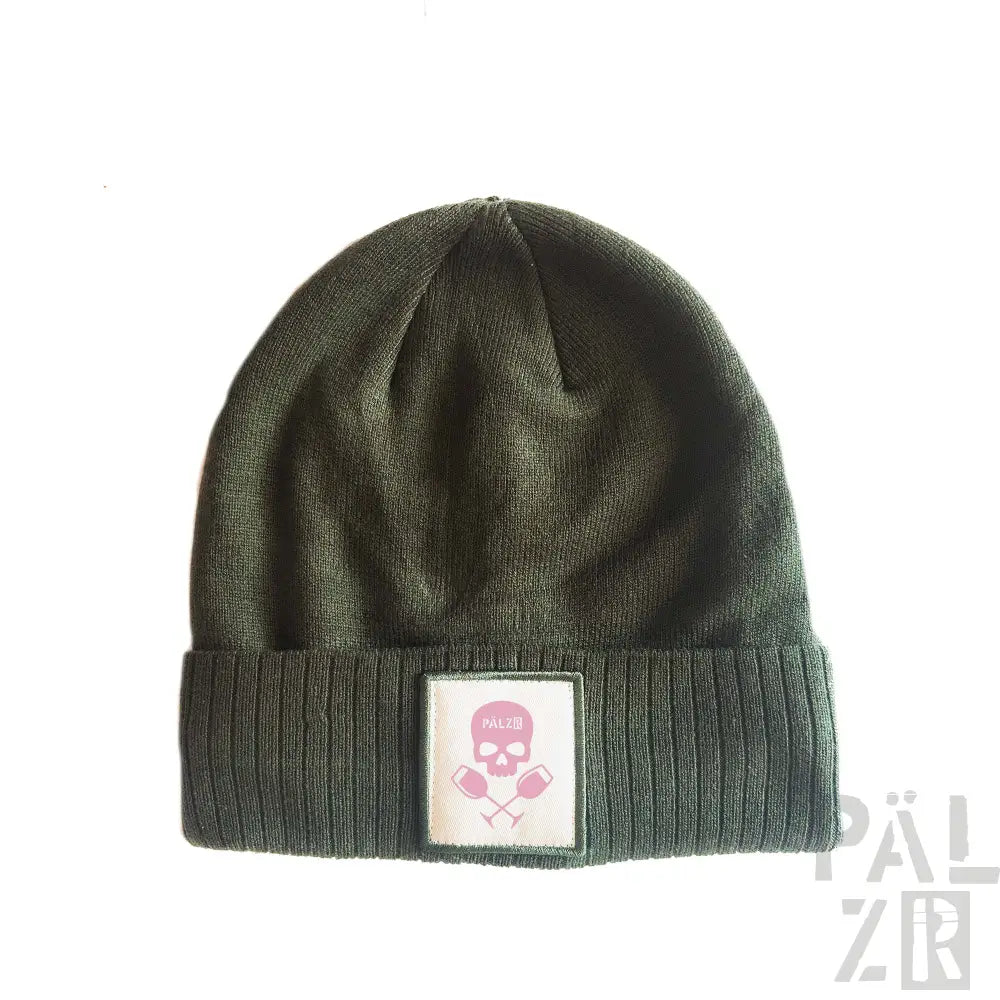 Olivgrüner Beanie mit Totenkopf- und Kreuzknochen-Patch, gerippte Strickstruktur.