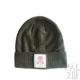 Olivgrüner Beanie mit Totenkopf- und Kreuzknochen-Patch, gerippte Strickstruktur.