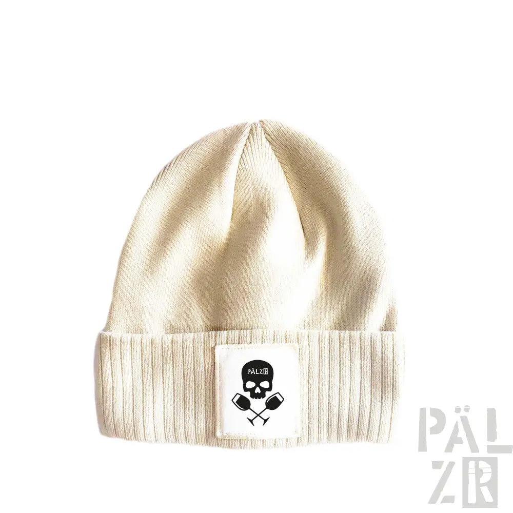 Cremeweiße Mütze mit schwarzem Totenkopf- und Kreuzknochen-Design, gerippte Textur.