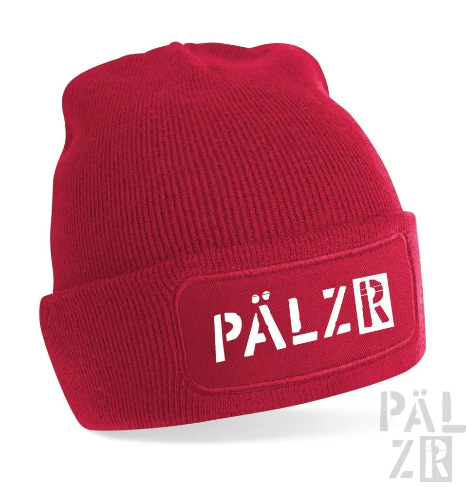 Roter Beanie mit ’pälzr’-Logo auf der Vorderseite.