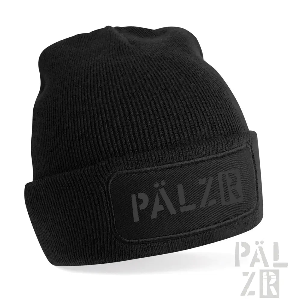 Schwarze Beanie mit ’pälzr’ Logo-Patch, gerippte Strickstruktur.