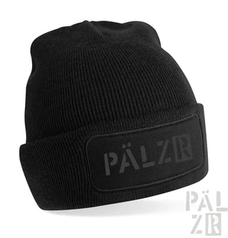 Schwarze Beanie mit ’pälzr’ Logo-Patch, gerippte Strickstruktur.