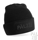Schwarze Beanie mit ’pälzr’ Logo-Patch, gerippte Strickstruktur.