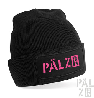 Schwarze Beanie mit pinkem ’pälzr’-Logo.