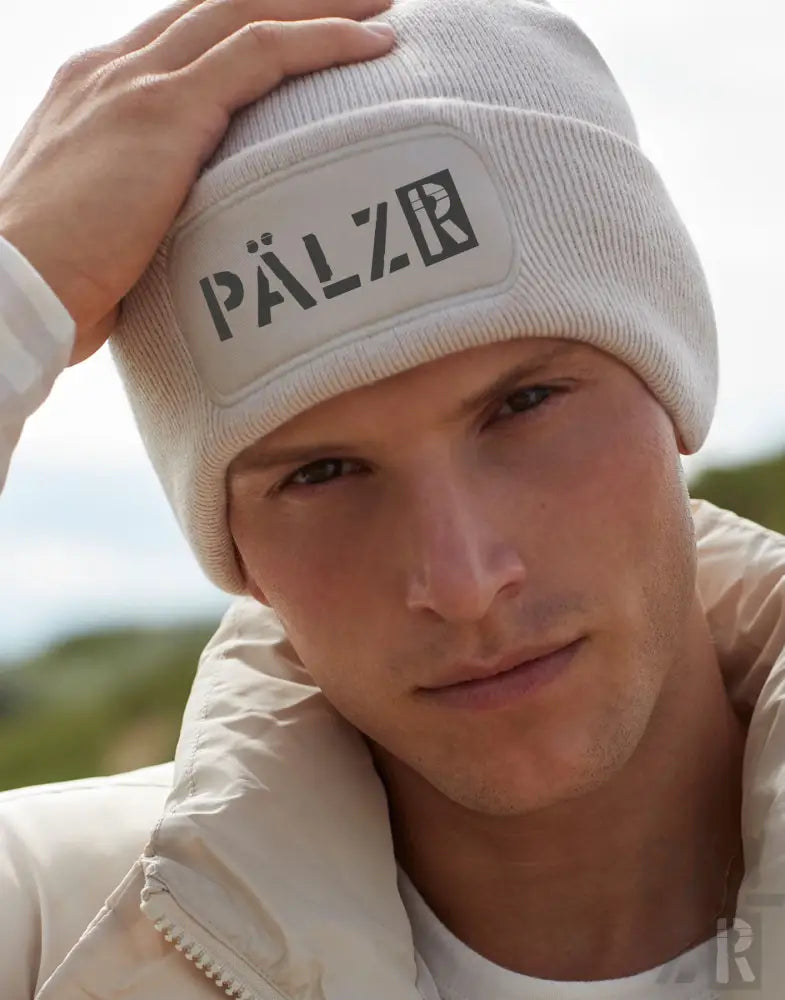 Weiße Beanie mit ’pälzr’ Logo.